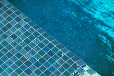 Mosaico di vetro piccolo infradito iridescente blu turchese multicolore MOS65-S63