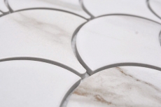 Ventaglio in mosaico di ceramica dipinto a mano Calacatta a squame di pesce bianco grigio-marrone opaco MOS13-FS112_m