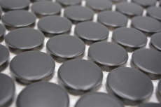 Piastrella di ceramica a mosaico decorata a mano Button Loop Penny Round tinta unita nero opaco MOS10-0311GR_m
