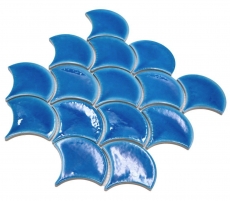 Piastrella di ceramica dipinta a mano a ventaglio a squame di pesce tinta unita blu scuro stile ghiaccio screpolato MOS13-FS3_m