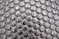 Piastrella di ceramica a mosaico decorata a mano Button Loop Penny Round uni argento martellato MOS10-0207_m