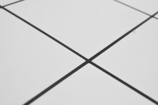 Campione a mano di mosaico autoadesivo in metallo effetto piastrella bianca con fuga nera MOS200-W01_m