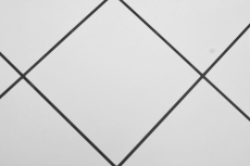 Campione a mano di mosaico autoadesivo in metallo effetto piastrella bianca con fuga nera MOS200-W01_m