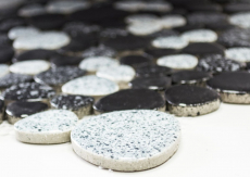 Mosaico di ciottoli dipinti a mano Pebbles grey black Spots piatto doccia backsplash MOS12-0103_m
