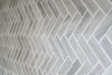 Piastrella di mosaico a spina di pesce in ceramica effetto pietra grigia per doccia MOS24-SO32