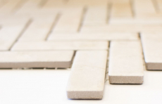 Mosaico dipinto a mano in ceramica a spina di pesce effetto pietra beige chiaro backsplash cucina MOS24-SO54_m