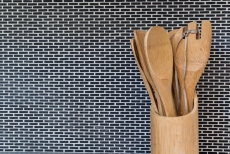 Mosaico di vetro Rivestimento sostenibile Backsplash di piastrelle Riciclaggio Brick Smalto nero opaco MOS140-B21B