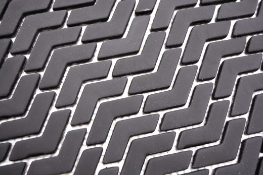 Mosaico di vetro Rivestimento sostenibile Backsplash di piastrelle Riciclaggio a spina di pesce Smalto nero opaco MOS140-HB31B