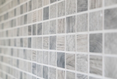 Mosaico di vetro Rivestimento sostenibile Riciclaggio texture legno grigio chiaro Backsplash di piastrelle MOS63-312