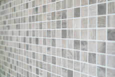 Mosaico di vetro Rivestimento sostenibile Riciclaggio texture legno grigio beige Schienale di piastrelle MOS63-324