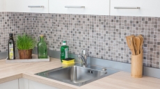 Mosaico di vetro Rivestimento sostenibile Riciclaggio texture legno grigio beige Schienale di piastrelle MOS63-324