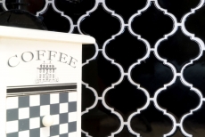 Piastrella di mosaico vintage dipinta a mano in ceramica fiorentina nera lucida MOS13-2BG_m