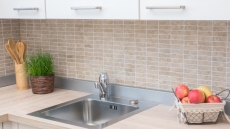 Piastrella di mosaico dipinta a mano in ceramica beige effetto pietra beige backsplash cucina MOS24-STSO67_m