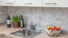 Mosaico dipinto a mano in ceramica effetto pietra texture grigio chiaro backsplash cucina MOS22-HWA9LG_m