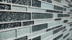 Piastrella di mosaico dipinta a mano Mosaico di vetro composito bianco grigio traslucido Crystal Chic Flowers MOS86-8CFL_m