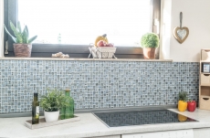 Piastrella di mosaico dipinta a mano Backsplash di piastrelle Mosaico di vetro traslucido blu nero Resina di cristallo Blu ottico nero argento MOS83-CB07_m