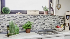 Piastrella di mosaico campionata a mano Rivestimento traslucido grigio-verde Mosaico di vetro composito Pietra di cristallo grigio-verde MOS87-V1352_m