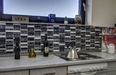 Piastrella di mosaico dipinta a mano Backsplash di piastrelle Nero traslucido Mosaico di vetro rettangolare Pietra di cristallo nera MOS87-39_m