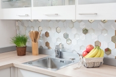Piastrella di mosaico decorata a mano Backsplash di piastrelle Bianco traslucido Mosaico di vetro esagonale Pietra di cristallo 3D bianco MOS11E-66_m