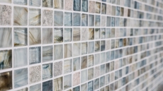 Piastrella di mosaico dipinta a mano Backsplash di piastrelle Grigio chiaro traslucido Mosaico di vetro Pietra di cristallo Crema grigio chiaro MOS94-2505_m
