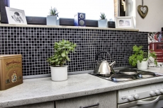 Piastrella di mosaico decorata a mano Rivestimento autoadesivo nero traslucido Mosaico di vetro Cristallo nero opaco MOS200-4CM22_m