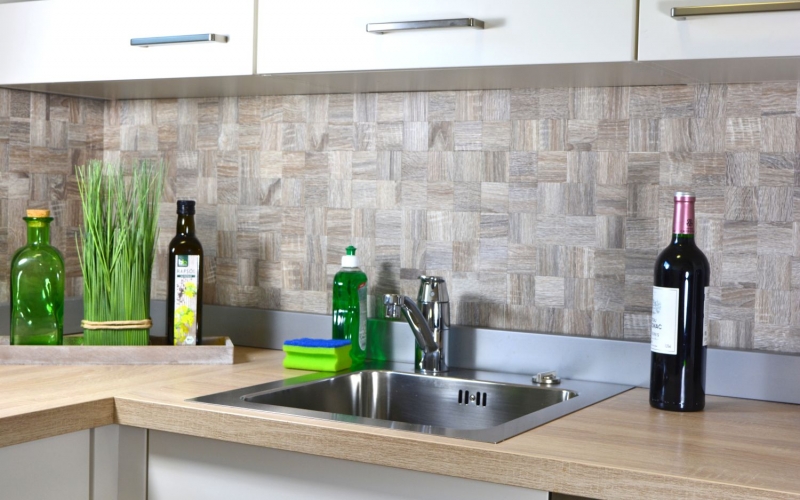 Piastrelle a mosaico per cucina autoadesive in alluminio grigio chiaro metallo effetto legno chiaro MOS200-2222_f