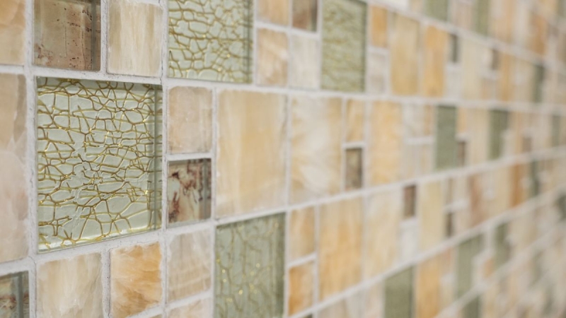 Piastrella di mosaico decorata a mano Backsplash di piastrelle Oro ambrato traslucido Mosaico di vetro combinato Pietra di cristallo Onyx Elegance oro MOS88-MC649_m