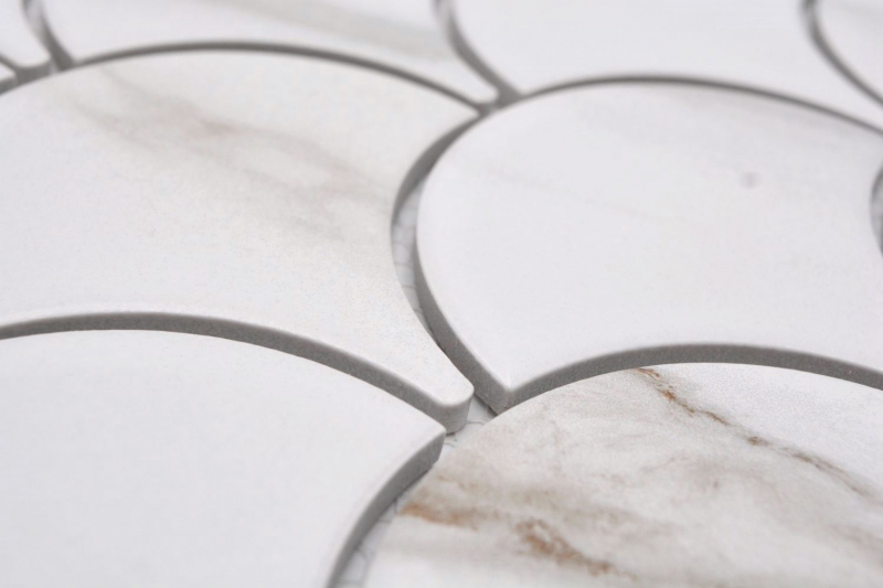 Ventaglio in mosaico di ceramica dipinto a mano Calacatta a squame di pesce bianco grigio-marrone opaco MOS13-FS112_m