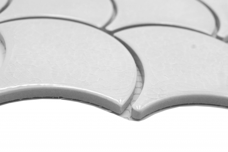 Piastrella di ceramica dipinta a mano a ventaglio a squame di pesce tinta unita bianco ghiaccio screpolato stile MOS13-FS1_m