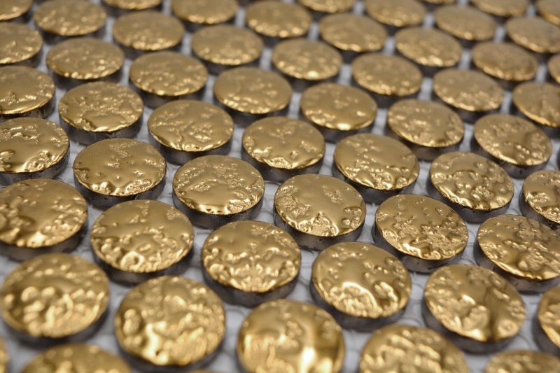 Piastrella di ceramica a mosaico decorata a mano Button Loop Penny Round uni oro martellato MOS10-0707_m