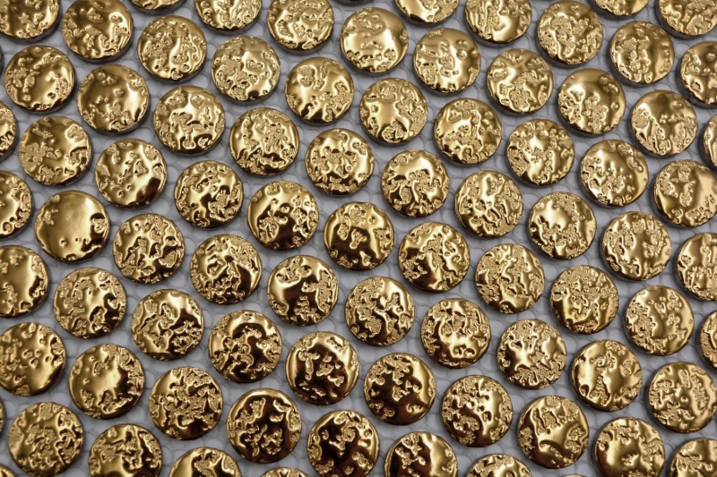Piastrella di ceramica a mosaico decorata a mano Button Loop Penny Round uni oro martellato MOS10-0707_m