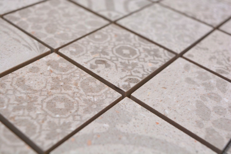 Mosaico ceramico dipinto a mano in gres porcellanato grigio chiaro fantasia beige MOS14-B1_m