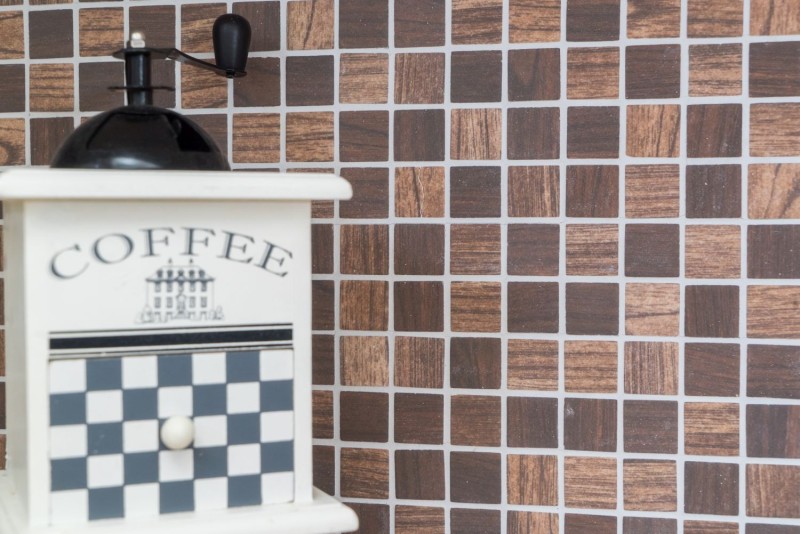 Piastrella di mosaico campione a mano ECO Recycling GLAS ECO texture legno marrone scuro MOS63-410_m
