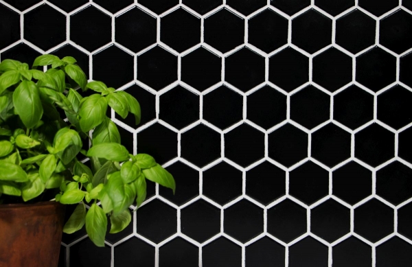 Piastrella di mosaico dipinta a mano in ceramica esagonale nera lucida per doccia MOS11B-0302_m