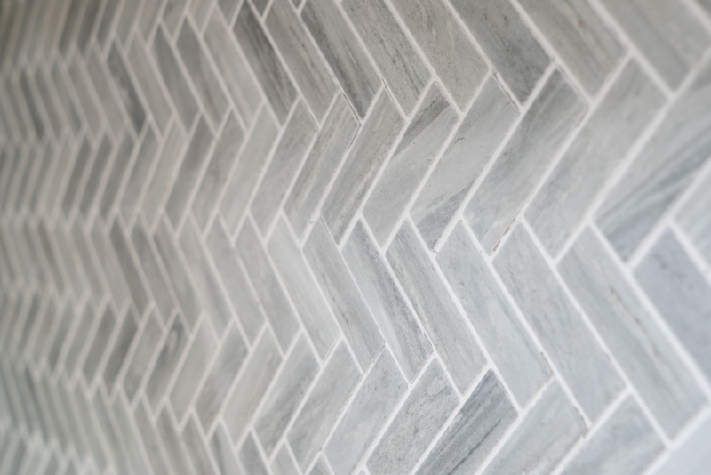 Piastrella di mosaico a spina di pesce in ceramica effetto pietra grigia per doccia MOS24-SO32