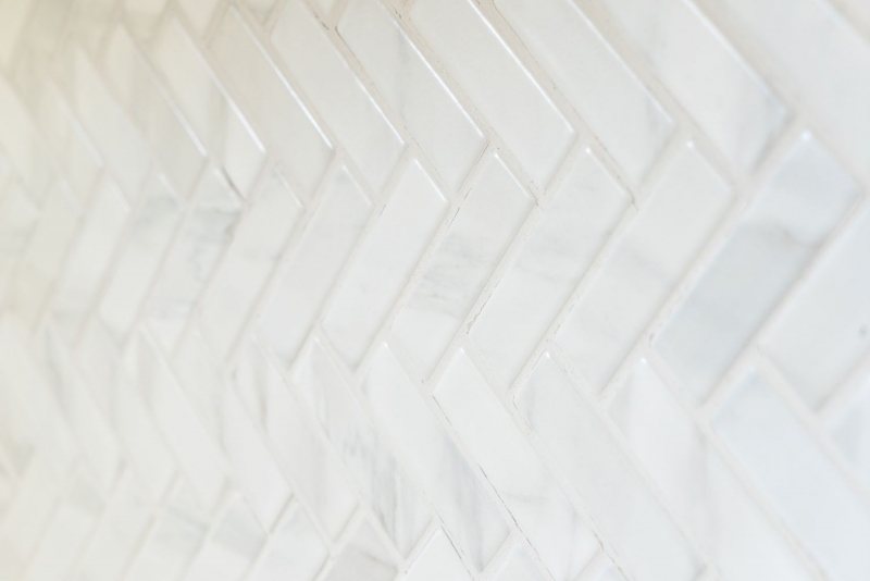 Mosaico a spina di pesce in ceramica effetto pietra bianca backsplash cucina MOS24-SO10