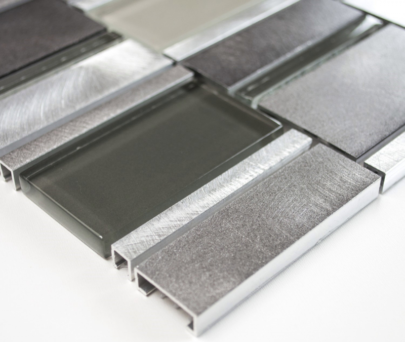 Mosaico in alluminio combinato con mosaico di vetro chiaro grigio per cucina MOS49-0204