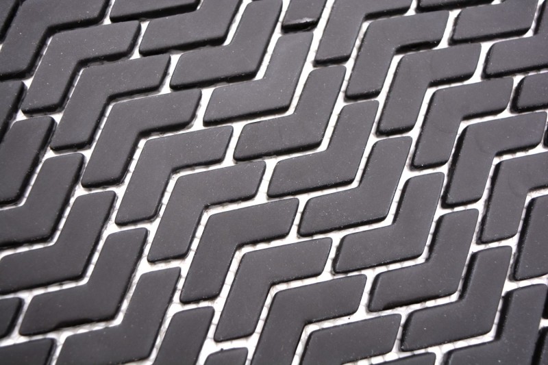 Mosaico di vetro Rivestimento sostenibile Backsplash di piastrelle Riciclaggio a spina di pesce Smalto nero opaco MOS140-HB31B