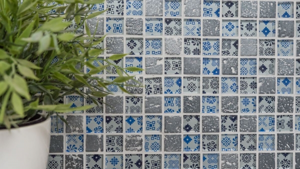 Piastrella di mosaico dipinta a mano Backsplash di piastrelle Mosaico di vetro traslucido blu nero Resina di cristallo Blu ottico nero argento MOS83-CB07_m