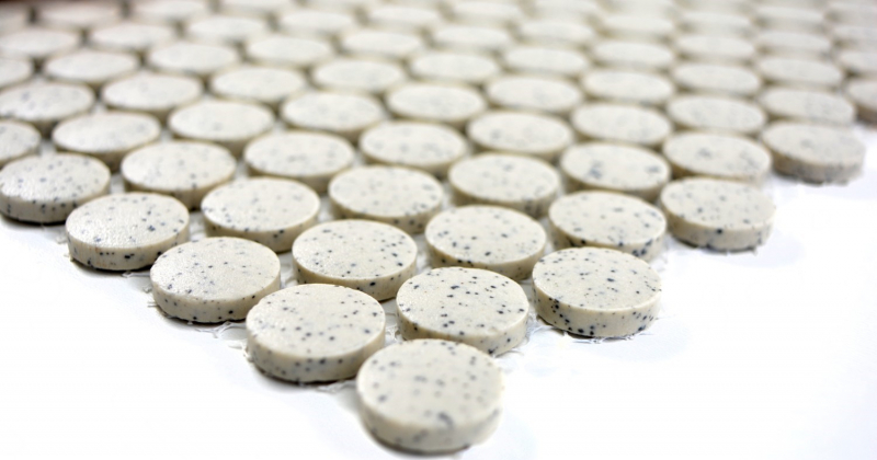 Mosaico a bottoni LOOP piatto doccia rotondo in mosaico crema macchie bianche MOS10-0103-R10_f