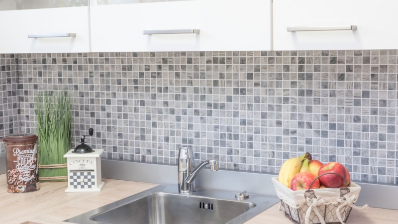 Mosaico di vetro Rivestimento sostenibile Riciclaggio texture legno grigio chiaro Backsplash di piastrelle MOS63-312