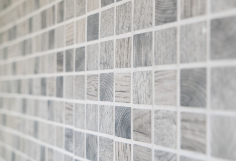 Mosaico di vetro Rivestimento sostenibile Riciclaggio texture legno grigio chiaro Backsplash di piastrelle MOS63-312