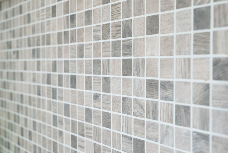 Mosaico di vetro Rivestimento sostenibile Riciclaggio texture legno grigio beige Schienale di piastrelle MOS63-324