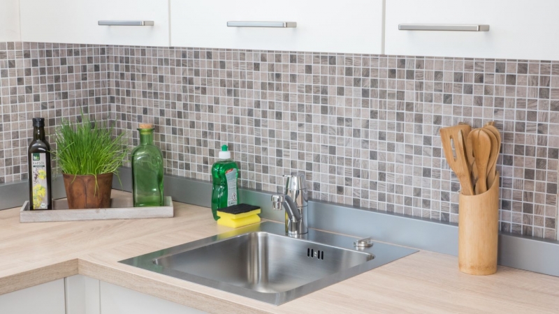 Mosaico di vetro Rivestimento sostenibile Riciclaggio texture legno grigio beige Schienale di piastrelle MOS63-324