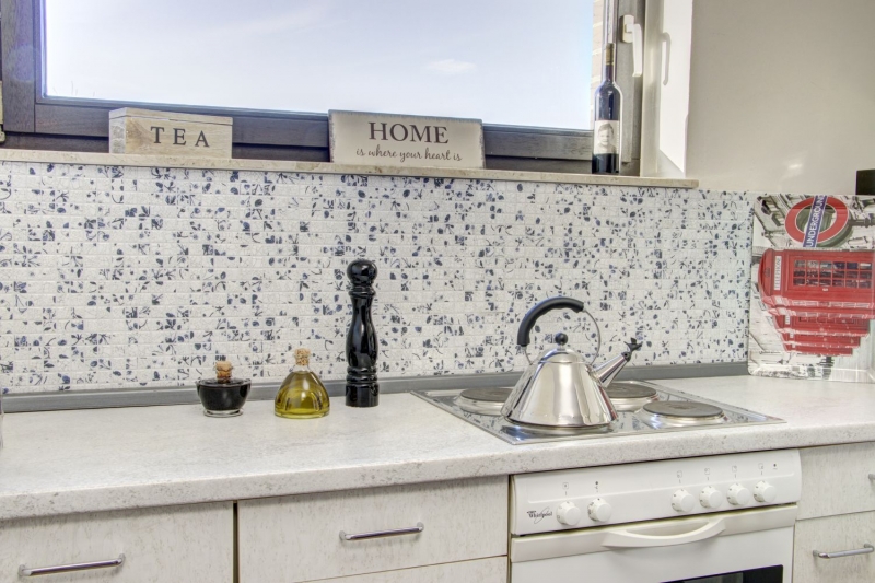 Piastrella di mosaico decorata a mano in ceramica retro vintage bianco blu fiore per cucina MOS18D-1404_m
