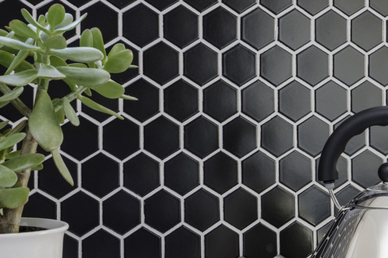 Piastrella di mosaico dipinta a mano in ceramica esagonale nera opaca per doccia MOS11B-0311_m