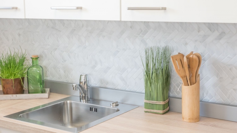 Mosaico dipinto a mano in ceramica effetto pietra a spina di pesce backsplash di piastrelle bianche cucina MOS24-SO10_m