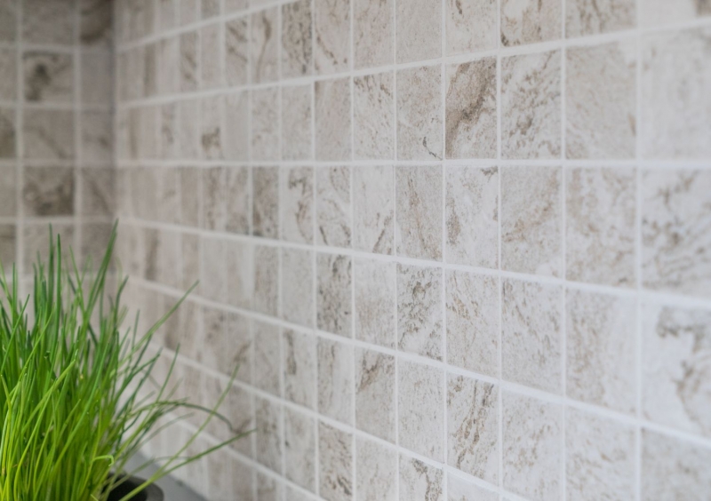 Piastrella di mosaico dipinta a mano effetto pietra naturale grigio beige texture backsplash MOS16-HWA4LG_m