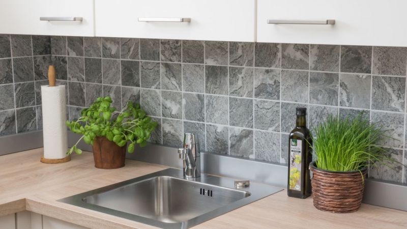 Piastrella di mosaico dipinta a mano in ceramica effetto pietra texture grigio backsplash cucina MOS22-HWA9GY_m