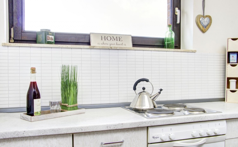 Piastrelle a mosaico decorate a mano in ceramica aste bianche lucide backsplash cucina MOS24-0102_m